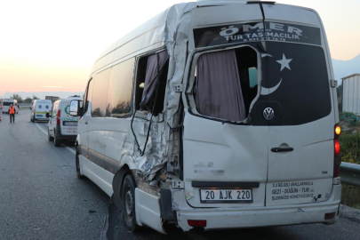 Kamyon emniyet şeridinde bekleyen işçi servisine çarptı: 1 ölü