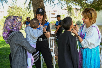 Çocukların yüzünü güldüren polis kalpleri ısıttı