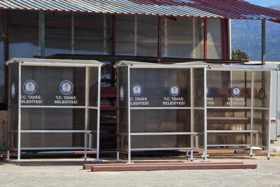 Tavas Belediyesi konteyner ve otobüs duraklarını kendisi üretiyor
