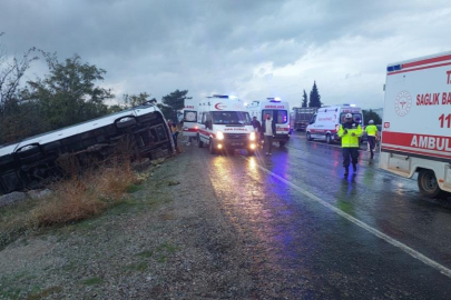 Buldan'dan İzmir’e dönen tur midibüsü şarampole yuvarlandı; 2 ölü 31 yaralı