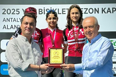 Bisikletin altın kızı Buse sezonu zirvede tamamladı