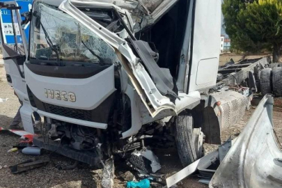 Meyve yüklü tır devrildi