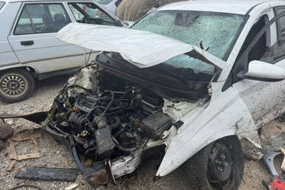 Süratle kavşağa giren otomobil heykelleri biçerek metrelerce havaya uçtu