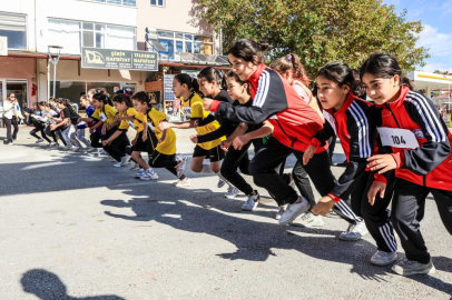 Çamelili çocuklar cumhuriyet için koştu