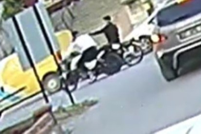 Denizli'de akıl almaz kaza: Sinyali koluyla verince motosikletliyi yere düşürdü