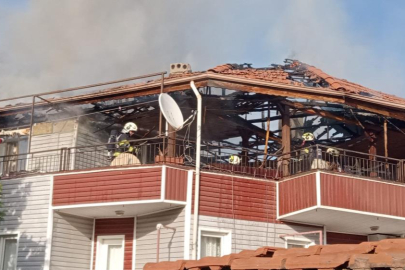 Denizli'de bir binanın çatısından başlayan yangın korkuttu; 5 kişi ekipler tarafından kurtarıldı