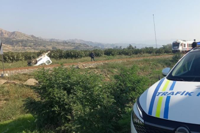 Trenin çarptığı kamyonet ikiye bölündü: 1 yaralı