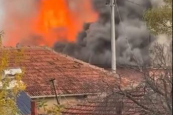 Anne ve oğlunun yaşadığı 2 bitişik ev yangında kullanılamaz hale geldi