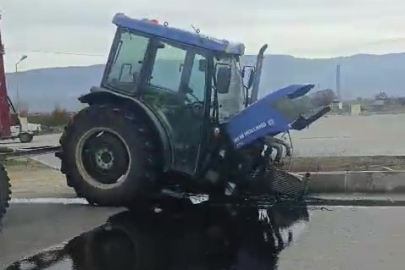 Refüjden yolun karşısına geçmek isteyen traktöre otomobil çarptı