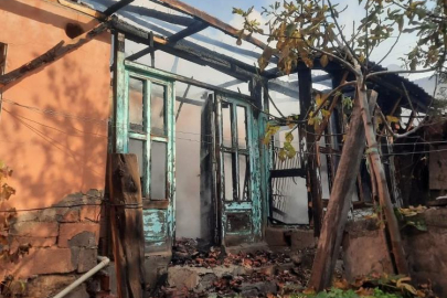 Alevlerin sardığı ev kullanılamaz hale geldi