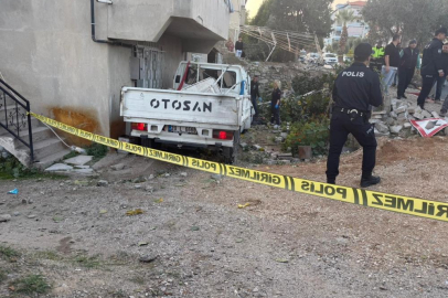 Denizli’de kamyonet evin bahçesine uçtu; 1 ölü 3 yaralı