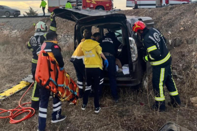 Yoldan çıkan otomobil tarlaya uçtu; 2 yaralı