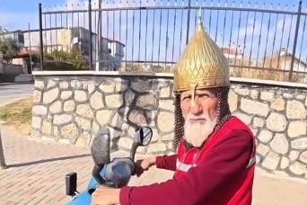 Kask yerine miğfer takan dede görenleri şaşırttı