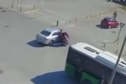 Otomobil motosiklet ile çarpıştığı kaza güvenlik kamerasına yansıdı