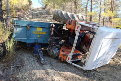 Devrilen traktör sürücüsü itfaiye tarafından kurtarıldı