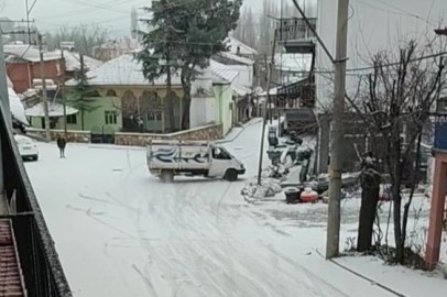 Kamyonet buzlanan yolda kayarak ilerledi