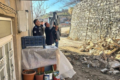 Çöken istinat duvarı iki aracı yuttu