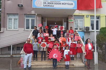 Okul Bahçesi Kırmızı Beyaza Büründü