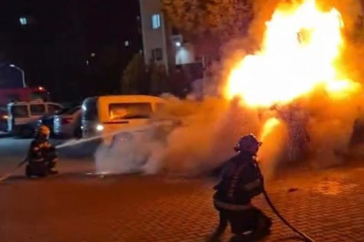  Denizli’de park halindeki araç alev alev yandı