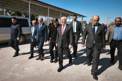 Vali Köşger açıklama yaptığı sırada artçı depreme yakalandı