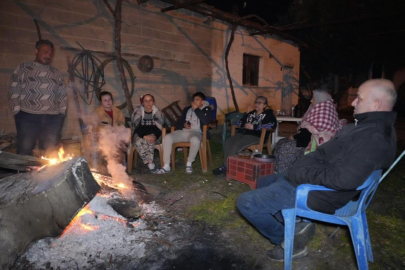 Depremden korkan vatandaşlar dışarıda sabahladı