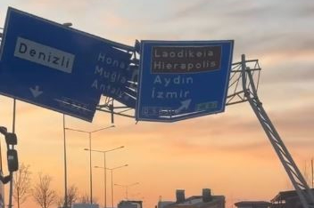 Yönlendirme tabelasına çarpan tırın dorsesi yola savruldu