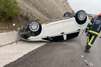 Yağış sonrası kayganlaşan yolda savrulan araç takla attı