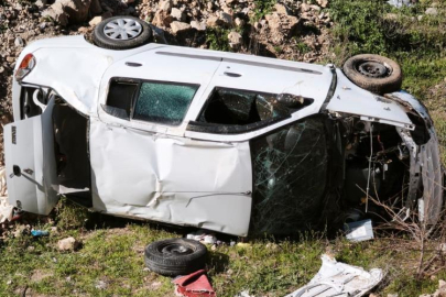 Emniyet şeridindeki kamyonete çarpan otomobil boş araziye uçtu: 4 yaralı