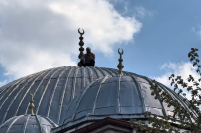 Caminin çatısına çıkan şahıs 2 saatlik çabanın sonunda ikna edilerek aşağı indirildi