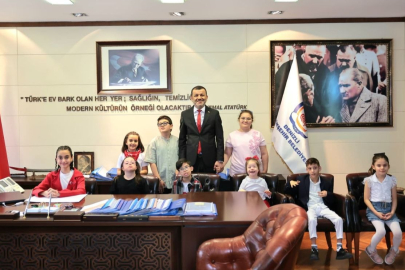 Başkan Çavuşoğlu koltuğunu çocuklara devretti