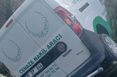 Cenaze nakil aracı kaza yaptı, araçtaki 2 kişi yaralandı