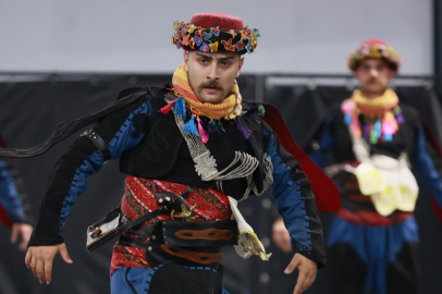 Halk Oyunları Şöleni  İzleyenleri Mest Etti