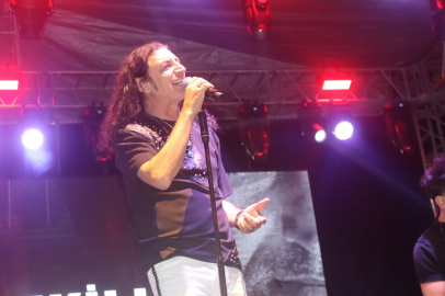 Çal’da festival coşkusu doruğa çıktı! Murat Kekilli geceye damga vurdu